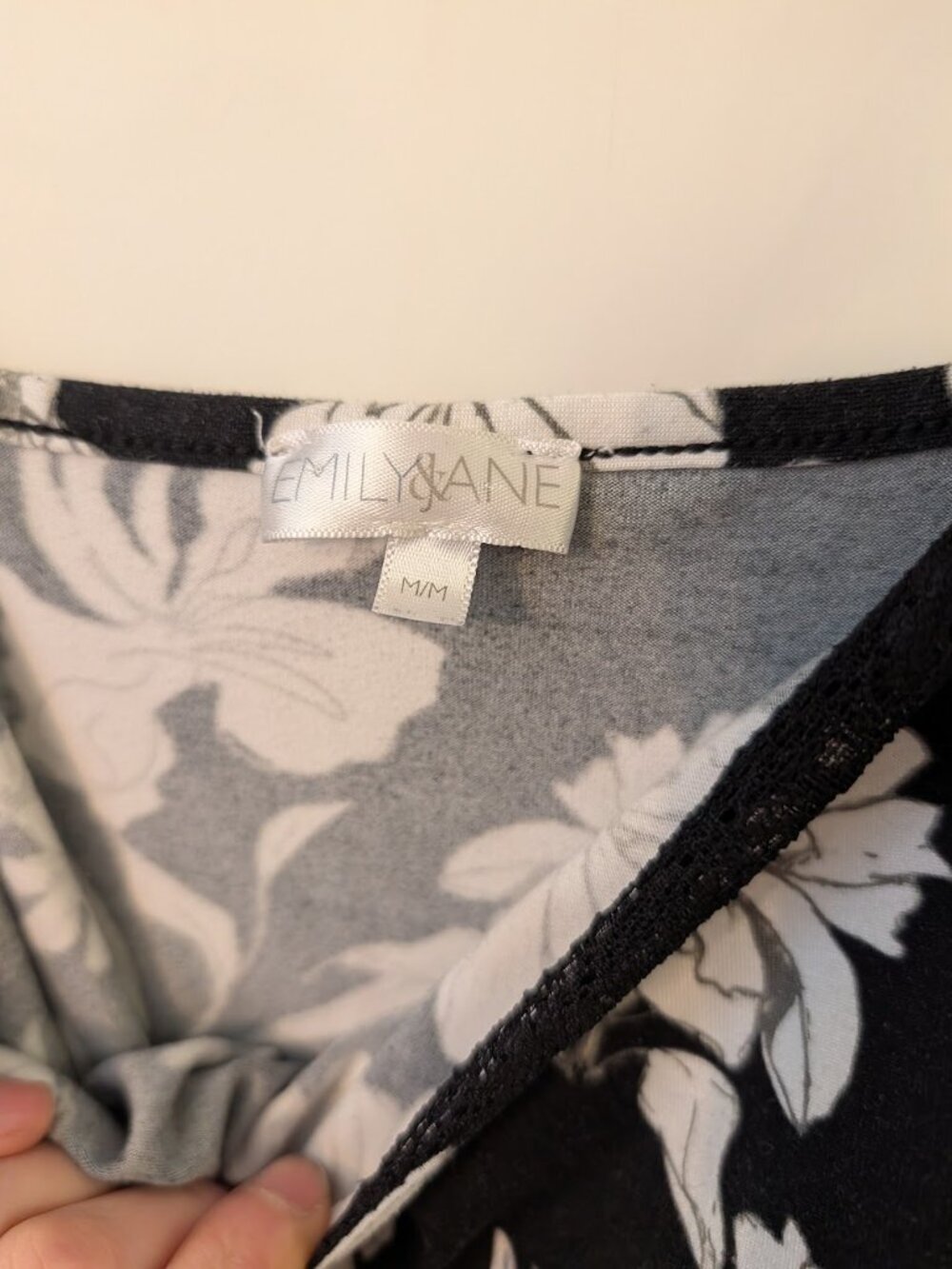 Emily & Jane Black White Floral Lace-Trim Camisole M/M - Picture 4 of 6
